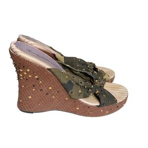 Beverly Feldman wedge sandals with camo material and sequins> Size 11
